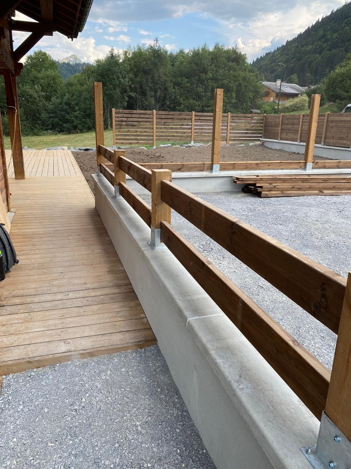Aménagement extérieur en bois réalisé par Monet Aménagement en Haute-Savoie